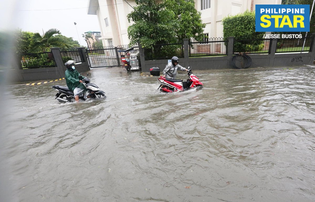 Motorists wade through the flood along Doña Soledad Avenue Extension in Barangay Moonwalk, Parañaque amid the heavy rains brought by Typhoon #UlyssesPH on Thursday morning.