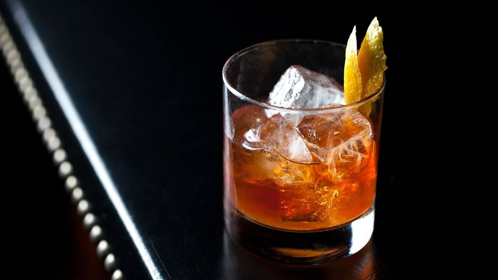 ChefIrie's tweet photo. love a good Manhattan. What's your favorite cocktail? #ChefIrie #cocktails #ChefIrieSpice #GratefulChef #CookingWithChefIrie #FoodOnFiyah #FoodPorn #FoodiesOfInstagram #JamaicanChef #CookingWithLove #BookChefIrie #PrivateChef #SundayDinners #CookbookAuthor #CreateTVChannel https://t.co/2prLmx4aFl
