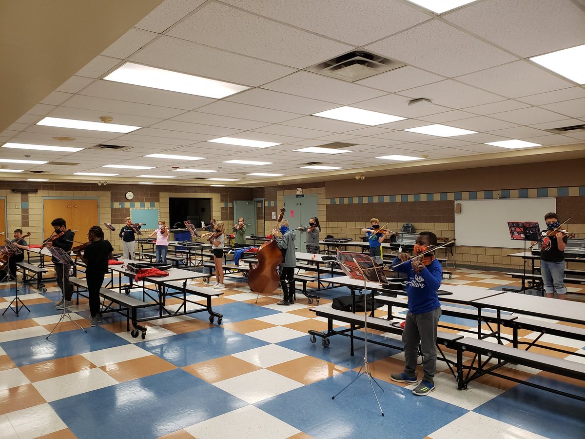 TeacherTuwei's tweet photo. The 5th grade Strings students at @FH_NKCSD got to use their bows for the first time today! #nkcstrings @NKCInstMus https://t.co/EPcB5REqFd
