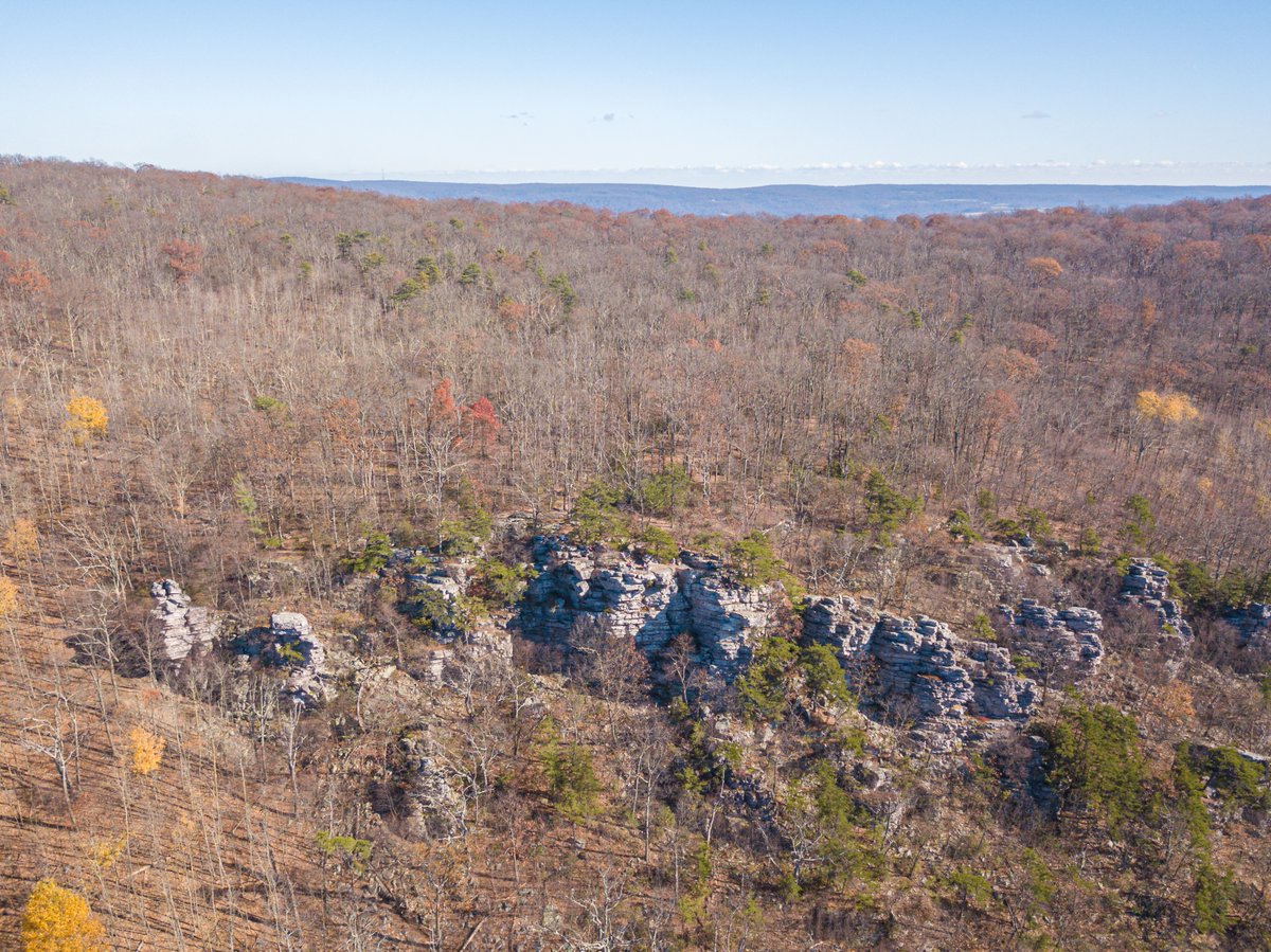 keyboarddave's tweet photo. Annapolis Rock in South Mountain State Park is a great hike with stunning views over the valley below. #aerialphotography #dronephotography #Maryland #DJI @StateMaryland @MDStateParks https://t.co/HiLOnO1NVY