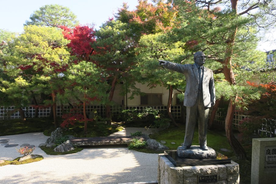 足立美術館 天気の良い日が続いています 赤く染まったモミジと青空の対比がとても美しいです 現在 現在 庭園全体の紅葉状況は6 7割程度で 来週には見ごろを迎える予想です 一年で最も華やかな秋の日本庭園をご堪能ください 足立美術館 紅葉