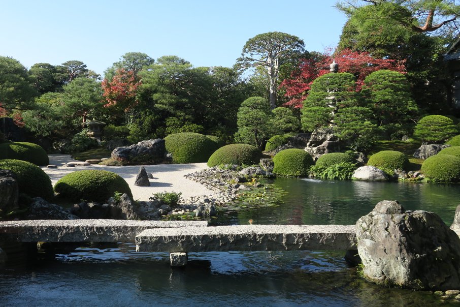 足立美術館 天気の良い日が続いています 赤く染まったモミジと青空の対比がとても美しいです 現在 現在 庭園全体の紅葉状況は6 7割程度で 来週には見ごろを迎える予想です 一年で最も華やかな秋の日本庭園をご堪能ください 足立美術館 紅葉