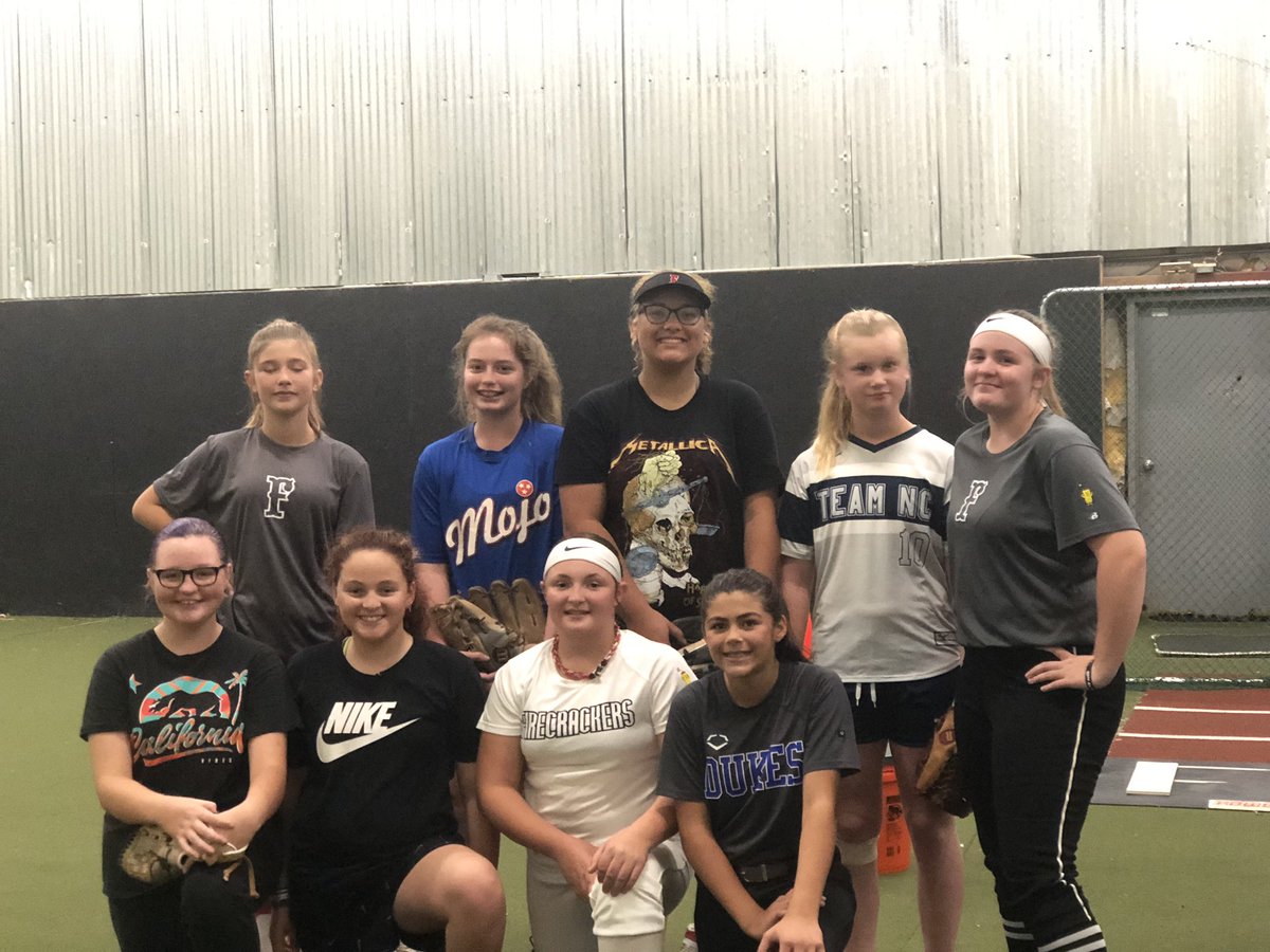 Madalyn_Clark12's tweet photo. Had fun tonight putting in some work with a great bunch of girls at D-UP Carolina. #softballsisters #lotsofreps #quickhands #shorthops #defensestrongπͺπΌπ₯β€οΈ https://t.co/WB9SPARSn7