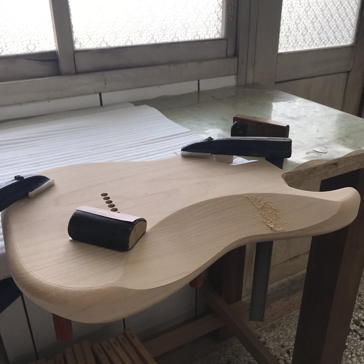 KanjiKawabata's tweet photo. Sanding back contour
Tomo Fujita Signature 2020/#1
#tomofujita #signature #hardtail #tomofujitaguitarwisdom #backcontour #backcontouring #alderbody #alderbodyguitars #2piecealder #guitarmaking #handmadeguitar 
#kanjiguitar 
#kanjikawabata https://t.co/caXMRQbqT5