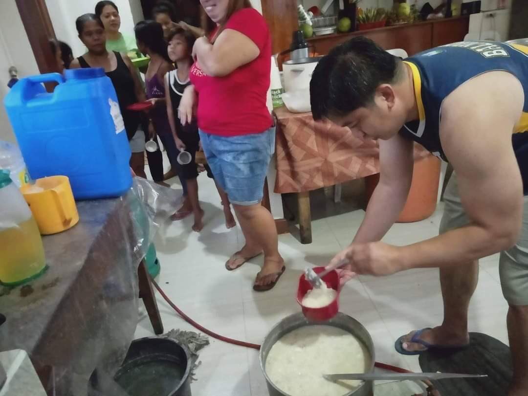 katolikongpinoy's tweet image. LOOK: The Our Lady of the Assumption Parish in Guinobatan, Albay opened its parish hall and main church for the evacuees. Taking the lead is Rev. Fr. Nomer Balmaceda. 

(📸 Social Action Center of the Diocese of Legazpi) 

#UlyssesPH #HelpPH