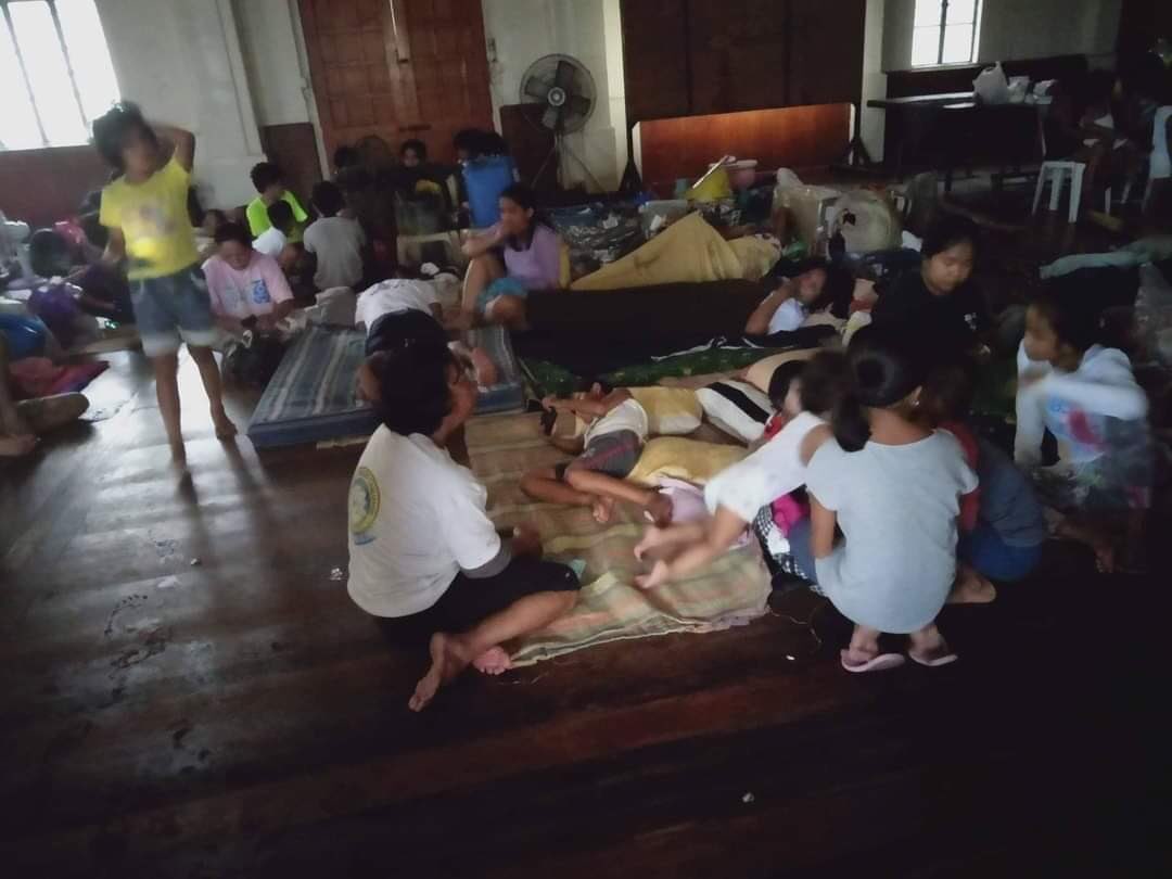 katolikongpinoy's tweet image. LOOK: The Our Lady of the Assumption Parish in Guinobatan, Albay opened its parish hall and main church for the evacuees. Taking the lead is Rev. Fr. Nomer Balmaceda. 

(📸 Social Action Center of the Diocese of Legazpi) 

#UlyssesPH #HelpPH