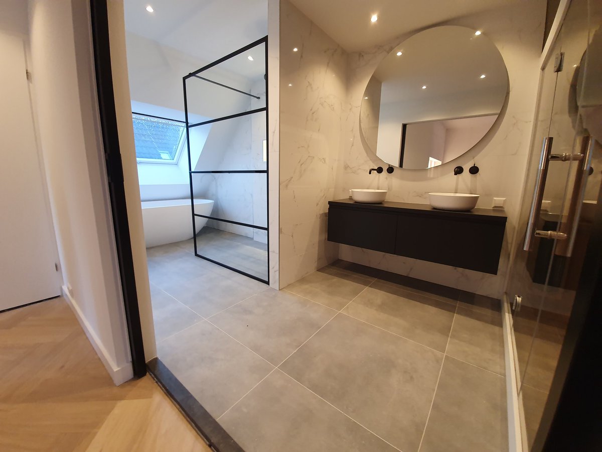 Als onderdeel van een forse uitbreiding van het woonoppervlak ook een schitterende #badkamer gemaakt.