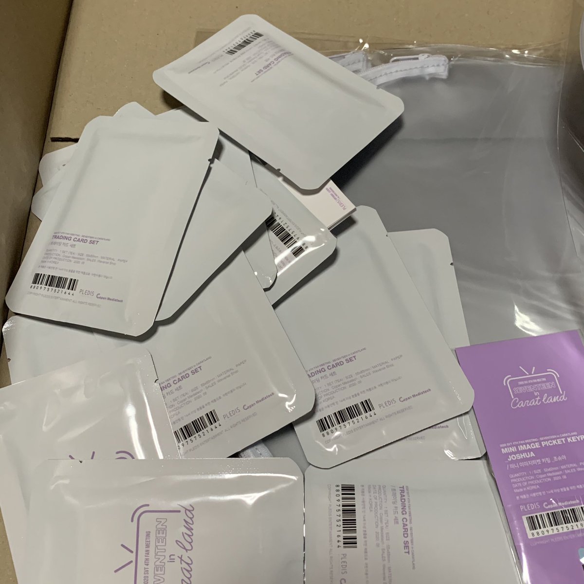 mitsue__17's tweet photo. ケレンのグッズ届いた〜！トレカだ！わ〜〜い！って思ってたらパックが空いてたって話する？え、シンプルに不良品やん🤣💦💦 https://t.co/UR70DcpsgJ