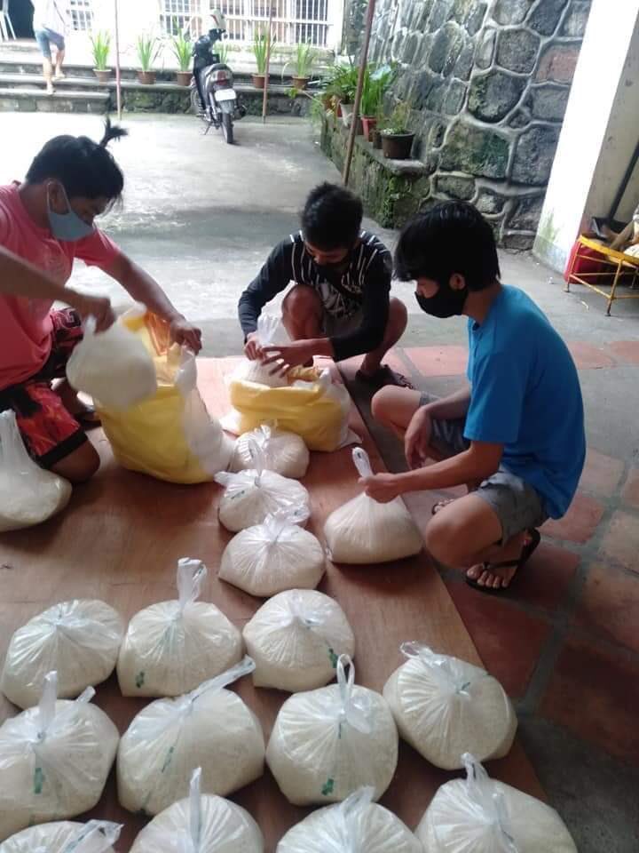 katolikongpinoy's tweet image. TUNAY NA PAG-ASA NG BAYAN! Pinangunahan ng mga kabataan sa Parokya ni San Juan Bautista sa Camalig, Albay ang pagrere-pack at pamamahagi ng mga pagkain sa mga nasalanta ng Bagyo.  #UlyssesPH #HelpPH 

📸 Sem Mat Jason Latorre