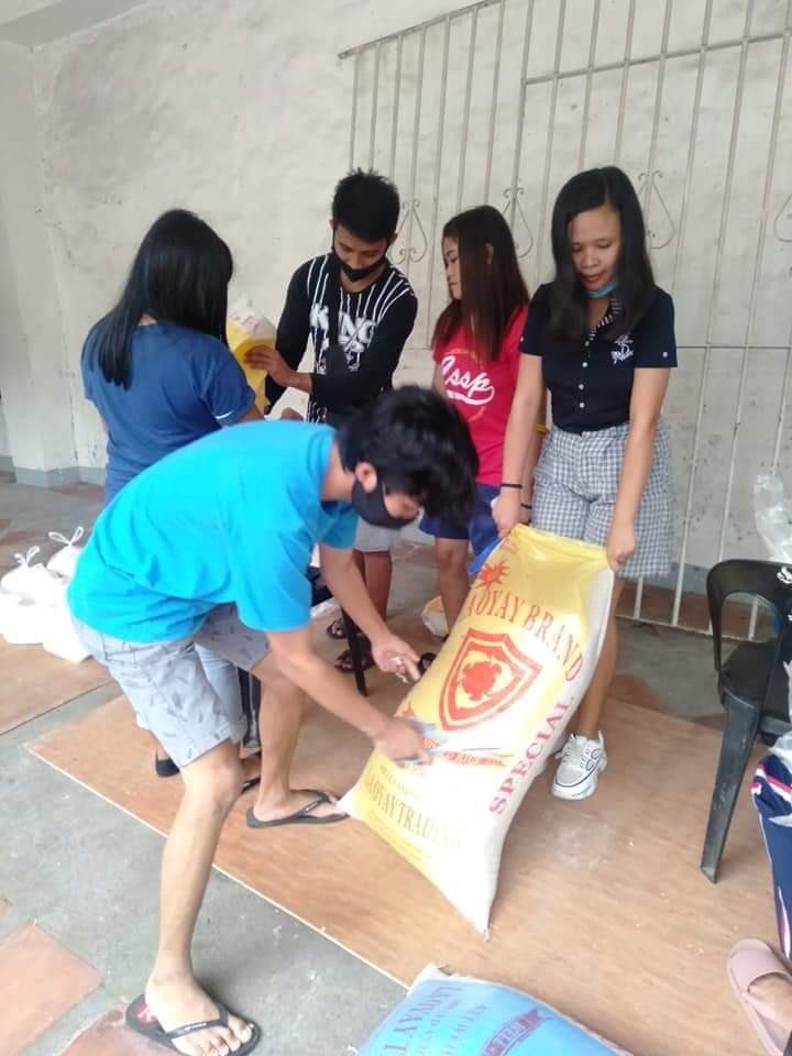 katolikongpinoy's tweet image. TUNAY NA PAG-ASA NG BAYAN! Pinangunahan ng mga kabataan sa Parokya ni San Juan Bautista sa Camalig, Albay ang pagrere-pack at pamamahagi ng mga pagkain sa mga nasalanta ng Bagyo.  #UlyssesPH #HelpPH 

📸 Sem Mat Jason Latorre