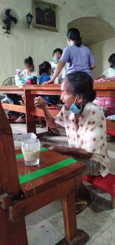 katolikongpinoy's tweet image. TUNAY NA PAG-ASA NG BAYAN! Pinangunahan ng mga kabataan sa Parokya ni San Juan Bautista sa Camalig, Albay ang pagrere-pack at pamamahagi ng mga pagkain sa mga nasalanta ng Bagyo.  #UlyssesPH #HelpPH 

📸 Sem Mat Jason Latorre