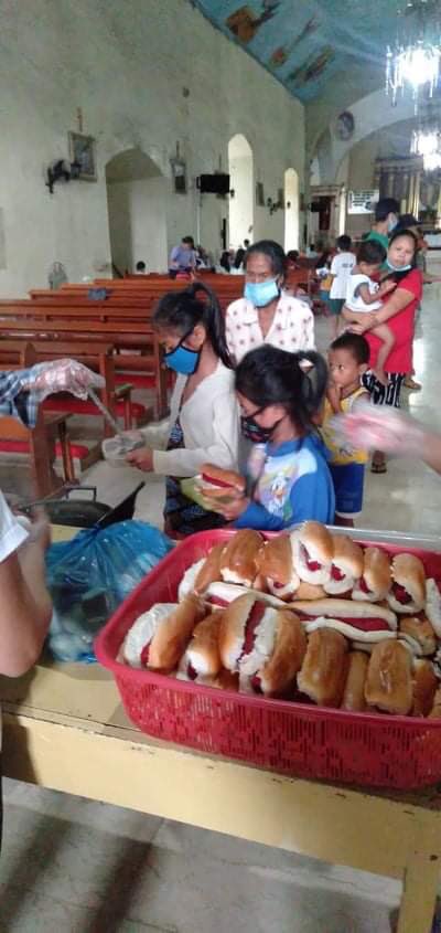 katolikongpinoy's tweet image. TUNAY NA PAG-ASA NG BAYAN! Pinangunahan ng mga kabataan sa Parokya ni San Juan Bautista sa Camalig, Albay ang pagrere-pack at pamamahagi ng mga pagkain sa mga nasalanta ng Bagyo.  #UlyssesPH #HelpPH 

📸 Sem Mat Jason Latorre