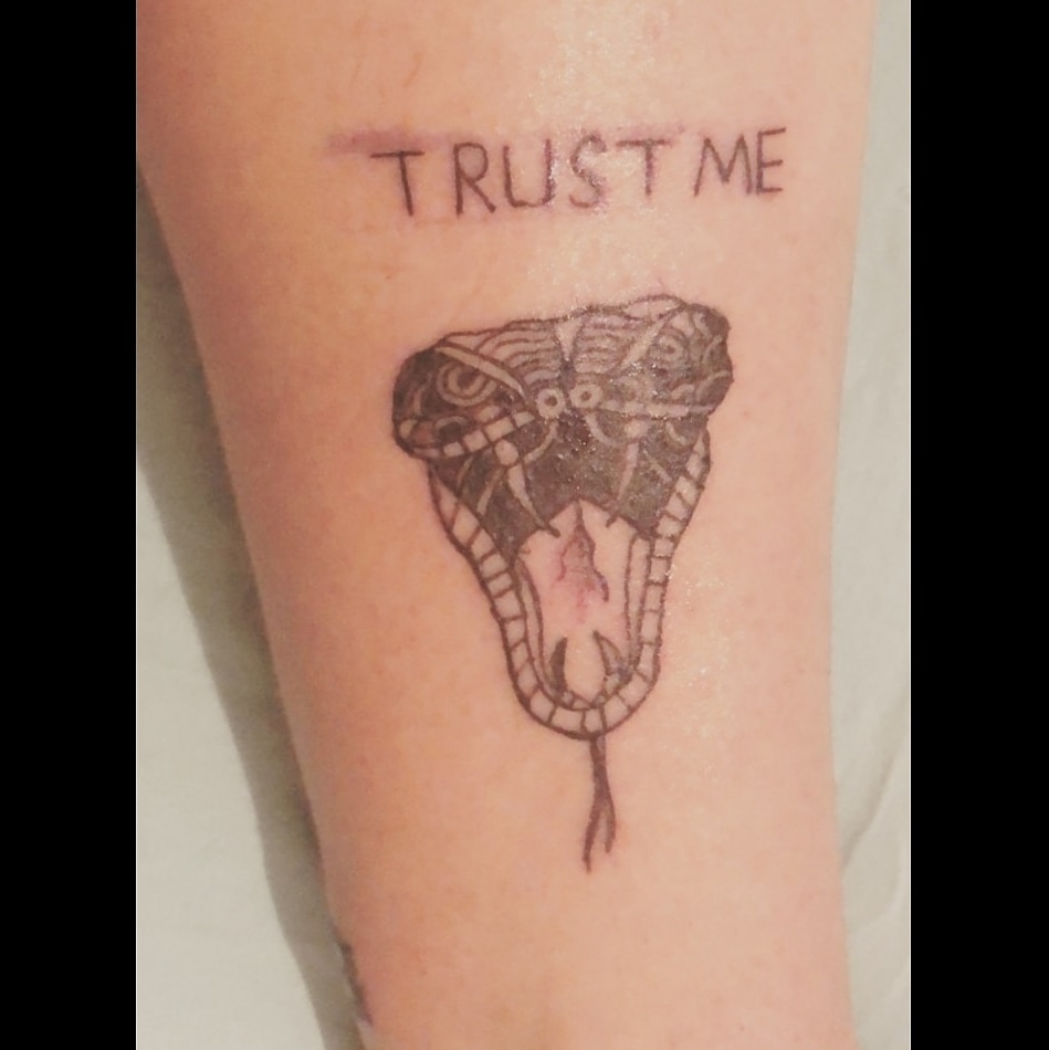 crystalline_des's tweet photo. 'Trust me' ironi dövme

#dövmemodelleri #tattoos #design https://t.co/bRaq61TL9a
