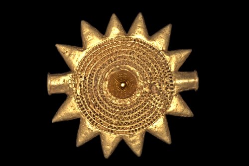 In the Asante kingdom, goldsmiths made ornaments to show off the wealth of their king. The king wore golden necklaces, rings, bracelets and anklets. He even had a pair of gold castanets attached to his thumb and first finger. Most West African kingdoms used an unknown technique.