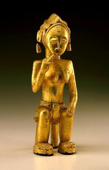 In the Asante kingdom, goldsmiths made ornaments to show off the wealth of their king. The king wore golden necklaces, rings, bracelets and anklets. He even had a pair of gold castanets attached to his thumb and first finger. Most West African kingdoms used an unknown technique.