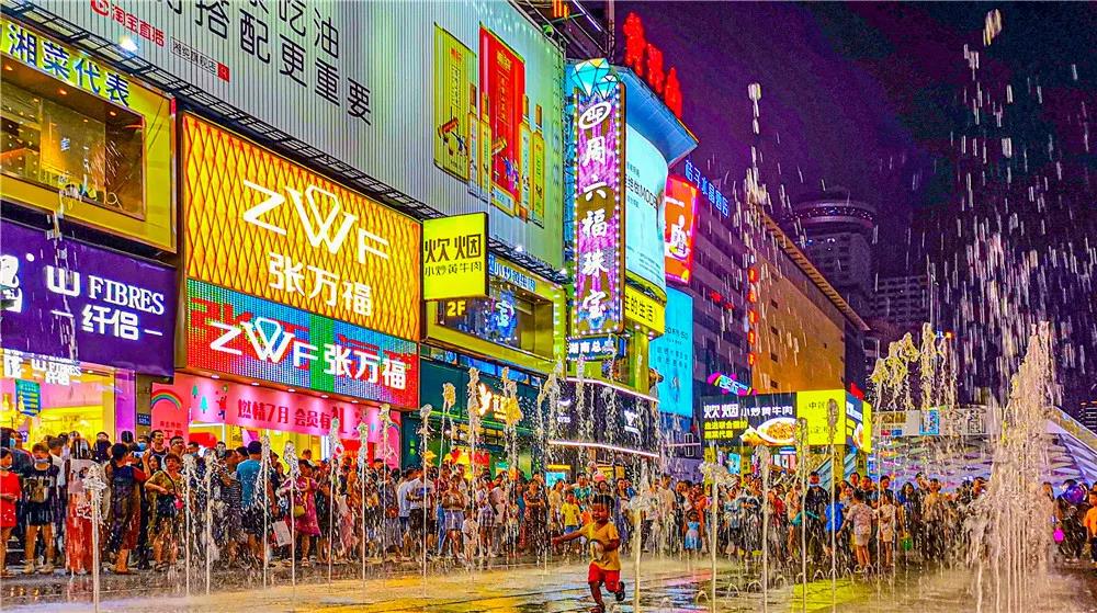 ChangshaCity's tweet photo. #100Scenes of Changsha
As one of the 10 most beautiful pedestrian streets in China, #Changsha Huangxin South pedestrian streets provides numerous mouth-watering food and great night-scene. Pick a barbecue and drink milktea to admire flourishing Changsha streets~
#travel https://t.co/NI9a0jrCLu