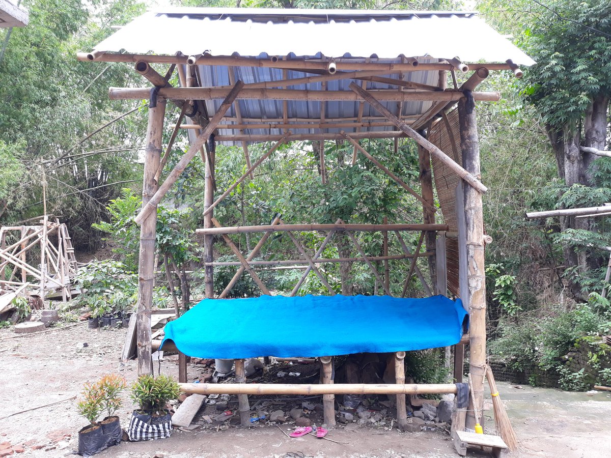 nflsd18's tweet photo. Hasil kegabutan semester ini. Alias kuliah seminggu sekali dan cuma absen doang.

Bikin gazebo selama sebulan dan akhirnya selesai. Semoga manfaat😁 https://t.co/tb49MyeE7Z