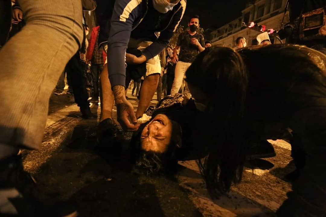 La policía reprimiendo y atacando a los manifestantes, bombardeandolos con lacrimógenas, lanzando perdigones y disparos, ejerciendo abuso de poder.