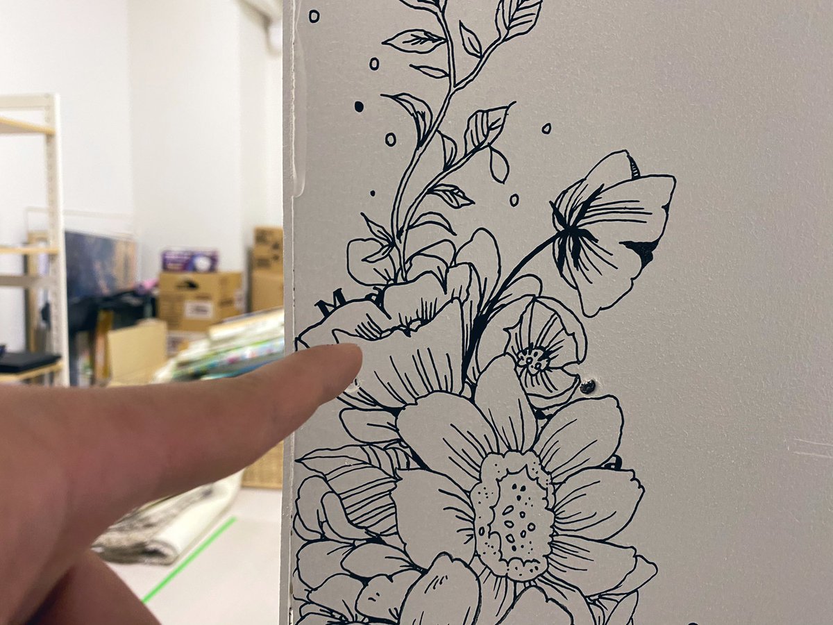 106_art's tweet photo. 旦那とDIYして棚作った👨🏻
白に塗ったあとに絵を描いたよ🧑🏻‍🎨
実は花の中に2人の名前が入ってる唯一無二の棚😌笑
フック付けてなにか掛けても絵が隠れなくて、かつごちゃごちゃしすぎないデザインにしてあるよ🧑🏻‍🎨

多少の歪みは初のDIYということでご愛嬌。笑 https://t.co/mNKKXodJ3s