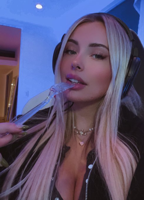 i&rsquo;m eating and chatting 🤍🤍 https://t.co/3TyH6gW1Pp https://t.co/WUkHn5r1LZ