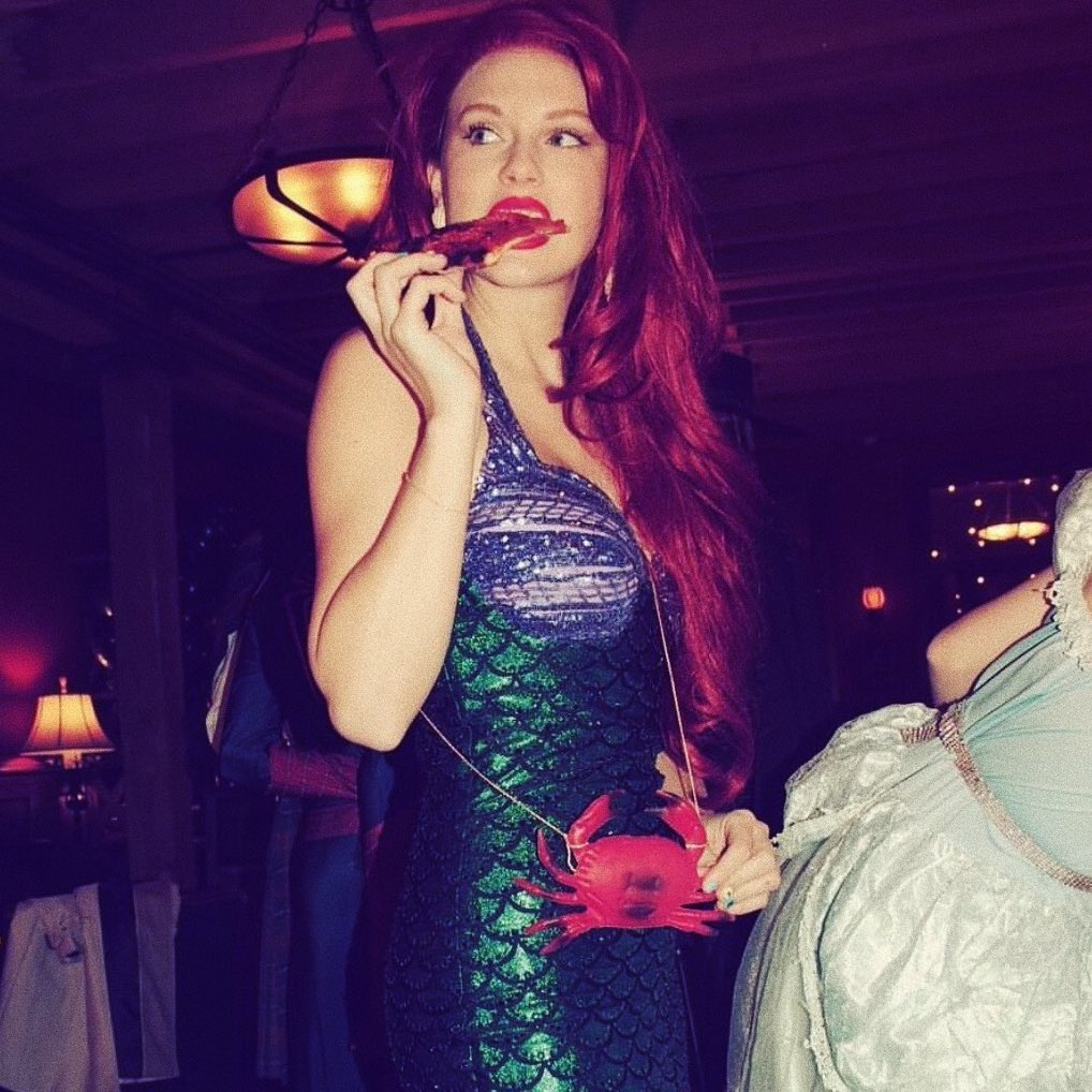 allergictojoy's tweet image. I’m voting for Taylor Swift for Artist of the Year at the #AMAs