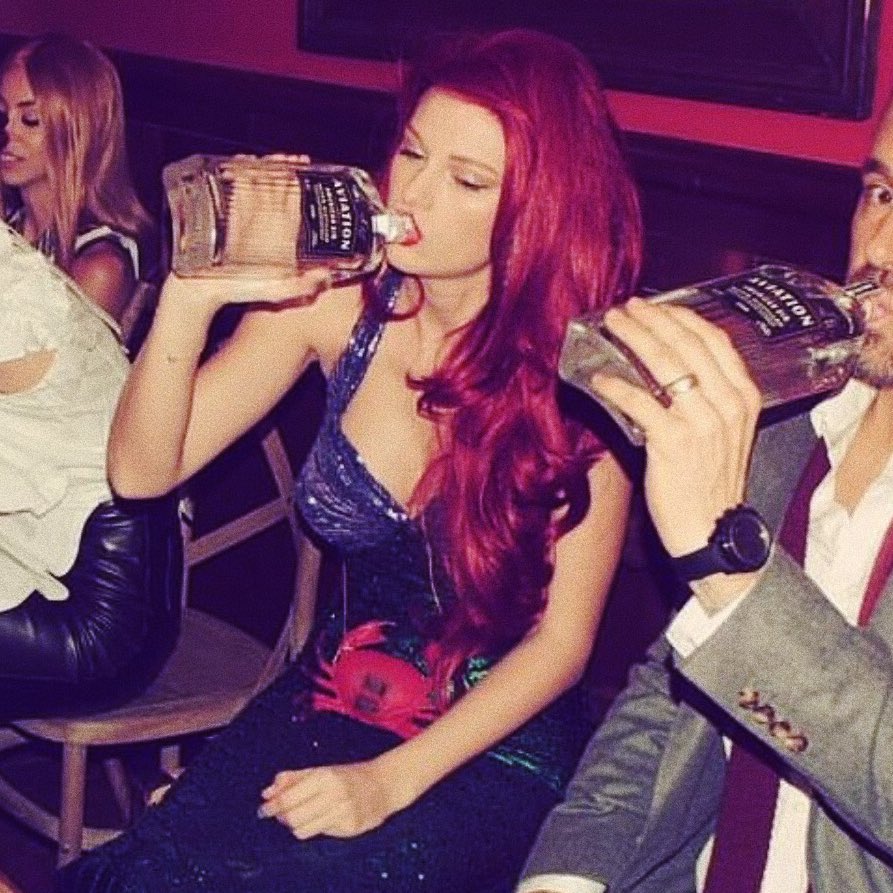 allergictojoy's tweet image. I’m voting for Taylor Swift for Artist of the Year at the #AMAs