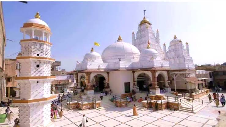 Dakor Ranchchodji is famous temple. Krishna, escaped from the battlefield at Mathura in order to avoid Jarasandha. So he is called Ranchhod here.
