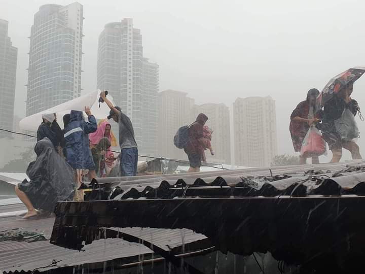 Need po nila rescue team nasa bubungan na sila at may mga maliit na Bata..🙏

Location:Doroteo compound, santolan, Pasig.

#RescuePH #Ulysses #UlyssesPH