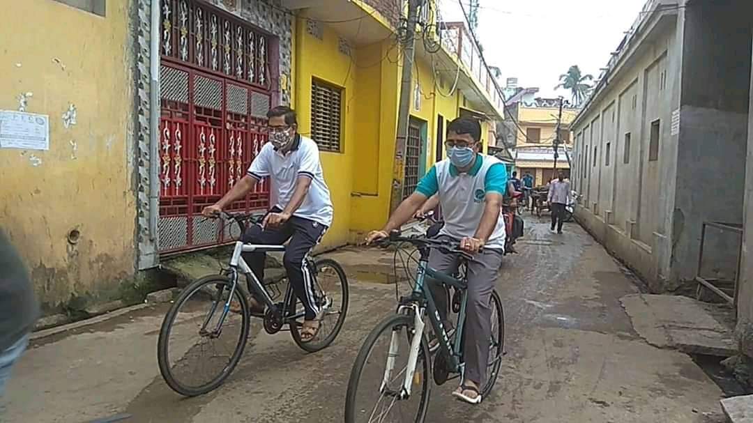Our city DM <a href="/balwantskalewa7/">Balwant Singh</a>  sir taking a tour of city in a bicycle.
As always he inspires  and Puri is privileged to have such an amazing person as its admin.
<a href="/Naveen_Odisha/">Naveen Patnaik</a> 
<a href="/PMOIndia/">PMO India</a>