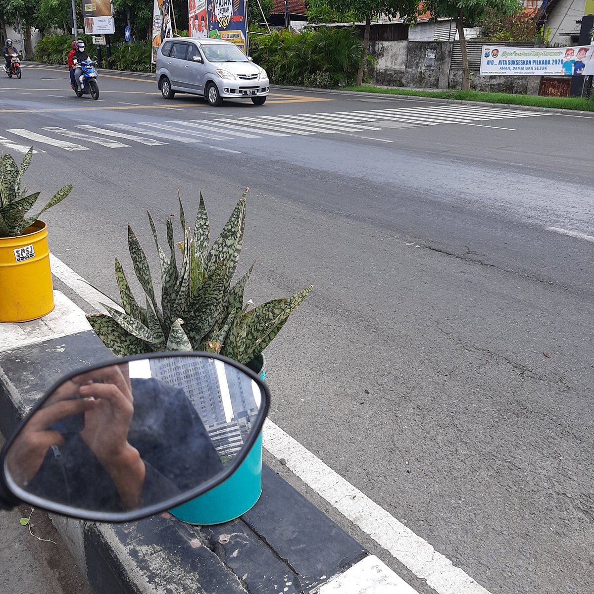 widhipochan's tweet photo. @e100ss  perempatan jemursari ada oli bocor..hati² jalan agak licin td saya dr arah prapen mau ke jl A Yani pas lewat ban selip 🙏 https://t.co/dvTKB33syZ