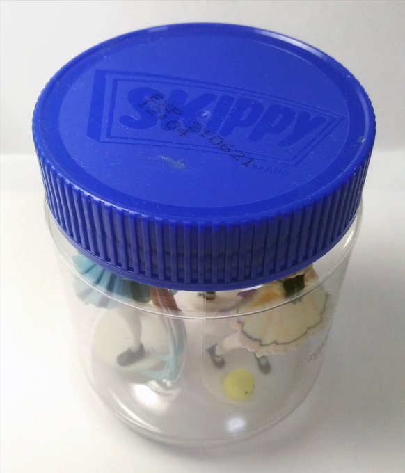 購入後のフィギュア保管にスキッピーズ(ピーナッツバター)の容器が使えそうなので報告
フタを締めてもこの全高のフィギュアだと頭とかも干渉しないし緩衝材としてフィギュア用のビニールにくるめば1容器3体は保管できそう(たねちはポーズ的に厳しめ)
撮影用にお外に持ち出すのも多分いけるかなぁと 