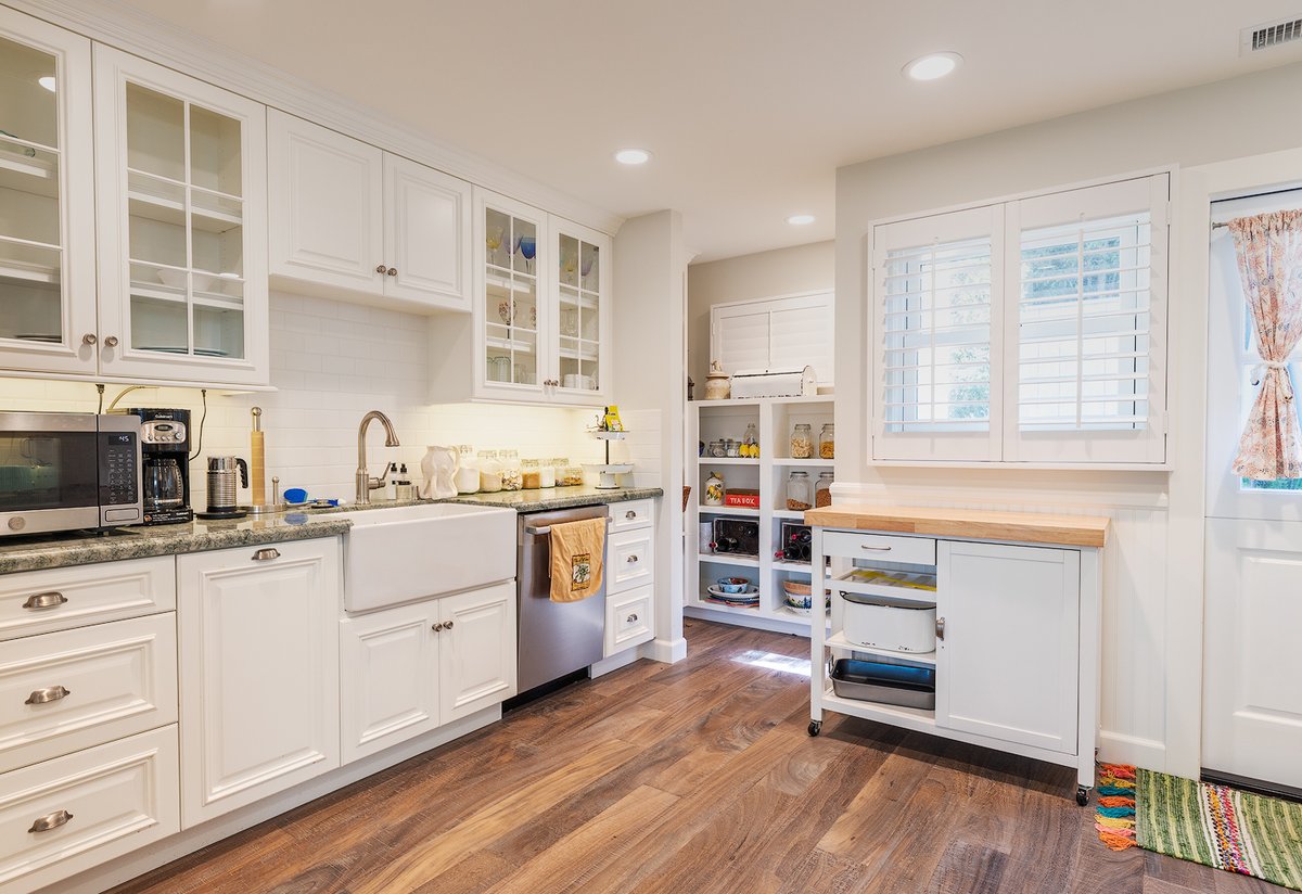 Sunny times everyday in this kitchen.

#customhomes #customkitchens #designbuild #womeninconstruction #womeninarchitecture #womenindesign #femalecontractors #homeconstruction #homedesign #homeremodel #kitchenremodel