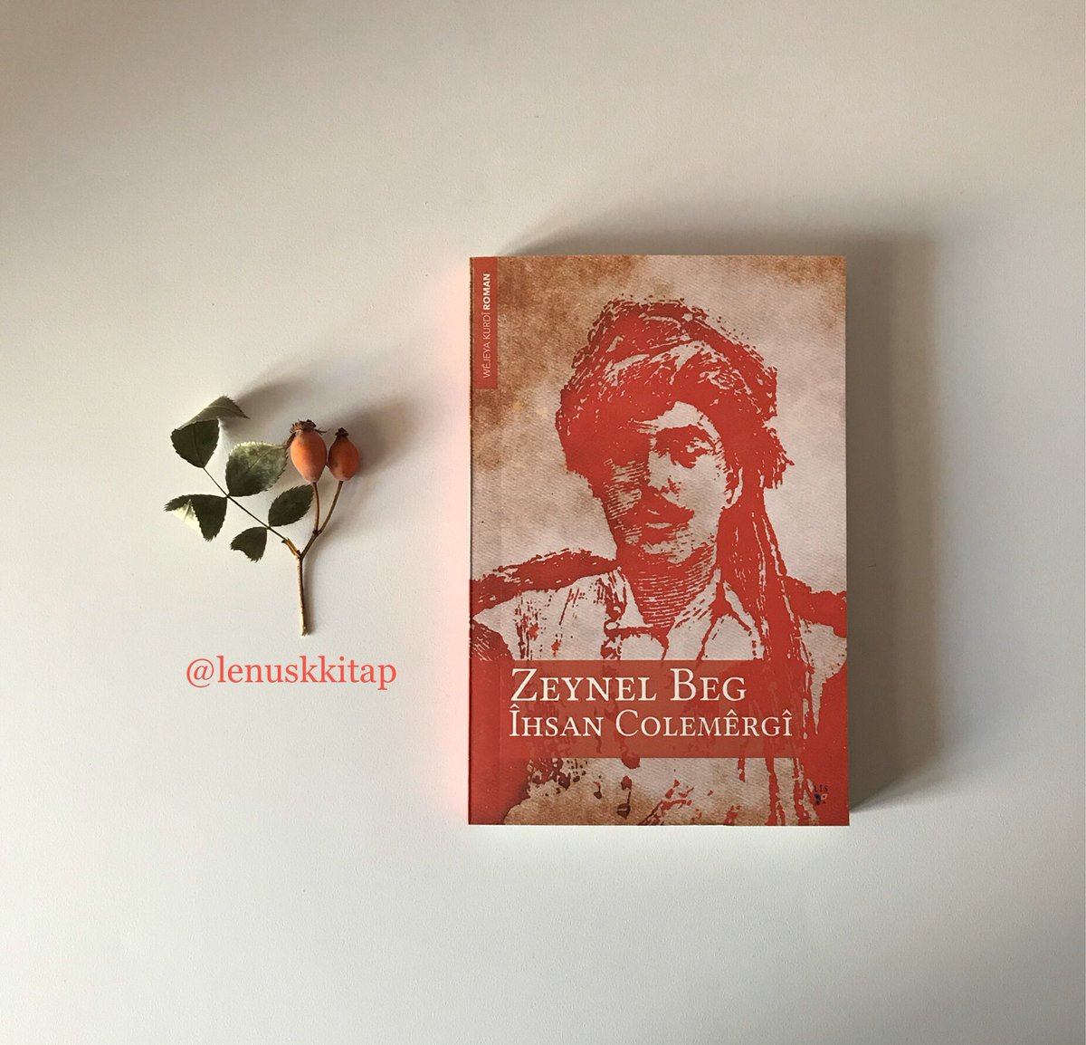lenuskkitap's tweet photo. 📕Zeynel Beg - Îhsan Colemêrgî
Bûha: 18₺
Kargo: 5₺
Peyam Bişînin📨
#ÎhsanColemêrgî #ZeynelBeg #Roman #Novel #Wêje #Edebiyat #WêjeyaKurdî #EdebiyataKurdî #Kurd #Kurdî #Pirtûk #Pirtûkfiroş #Book #Bookstore #Kitap #Kitapçi #Sahaf #WeşanênLîs #Lênûsk https://t.co/evWBL1hQ5W
