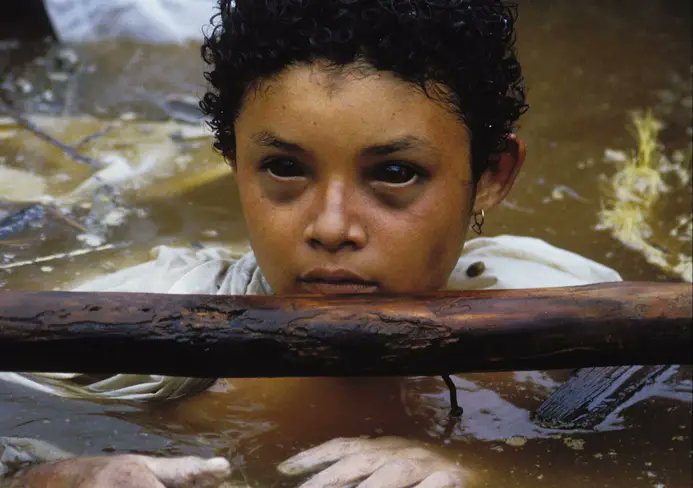 OsmanTweet's tweet image. #OmayraSánchez was trapped in a #mudflow by the 1985 eruption of the #NevadodelRuiz #volcano in #Colombia. #FrankFournier  #captured her last moments. #PictureFromHistory