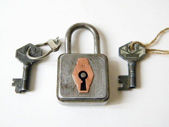 ஒரே மாதிரியான சாவி - அதாவது என்னிடம் ஒரு டூப்ளிகேட் சாவி இருக்கவேண்டும். நீங்கள் எந்த சாவியை வைத்து பூட்டினீர்களோ அதன் டூப்ளிகேட் சாவியை வைத்துதான் திறக்கவேண்டும் அல்லவா? நம்மிருவரின் சாவியும் symmetrical. சரி எப்படி இந்த சாவியை பகிர்ந்து கொள்வது? உங்களுக்கு ஒன்று எனக்கு ஒன்று.