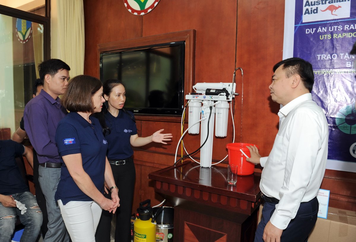 AusAmbVN's tweet photo. Thanks to #Aus4Innovation funded UTS Rapido VN for redesigning water filtration systems to turn flood water into safe water for flood victims in central #Vietnam. This week, I delivered these systems to the Ministry of Agriculture and Rural Devt for distribution. https://t.co/N6HQlMdSR8