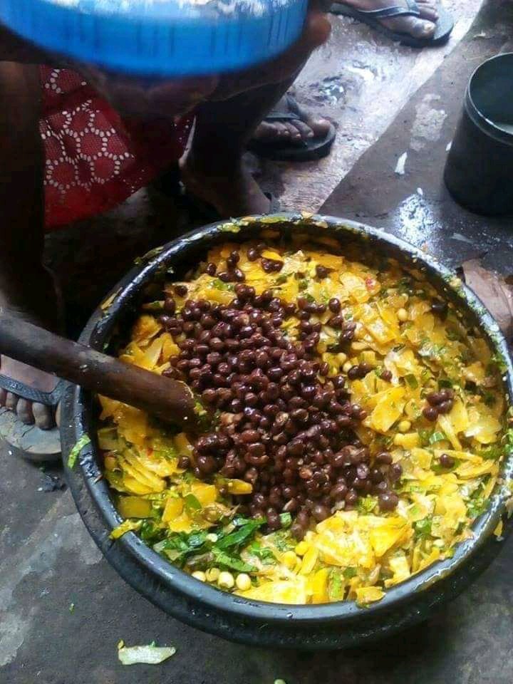Since today is Thursday, let's do a throwback of native delicacies and how we ate them then.Thread...