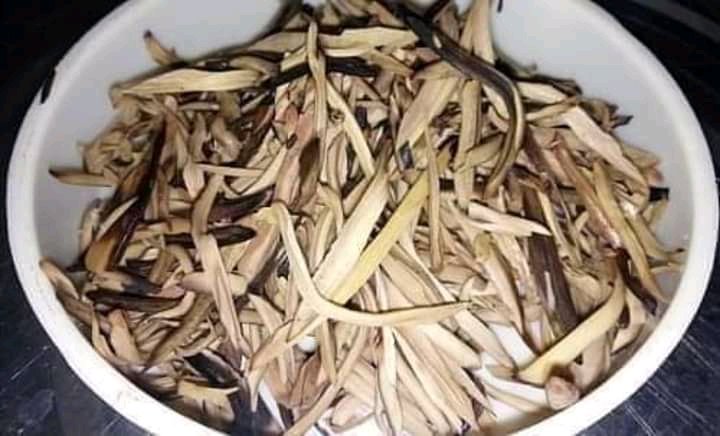 Since today is Thursday, let's do a throwback of native delicacies and how we ate them then.Thread...