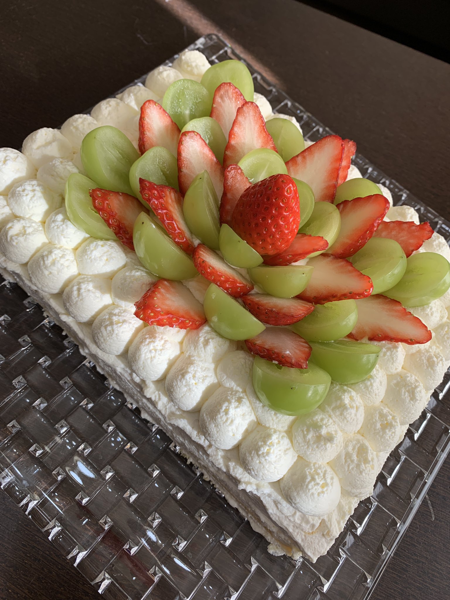 ひとまめ 娘の誕生日ケーキ いちごがまだ出回ってなくてめちゃスーパーはしごした フルーツ 泣けるほど高かった でも娘の笑顔 プライスレス 友達も喜んでくれてよかった 誕生日ケーキ キャラチョコ 手作りケーキ すみっこぐらし 鬼滅の刃