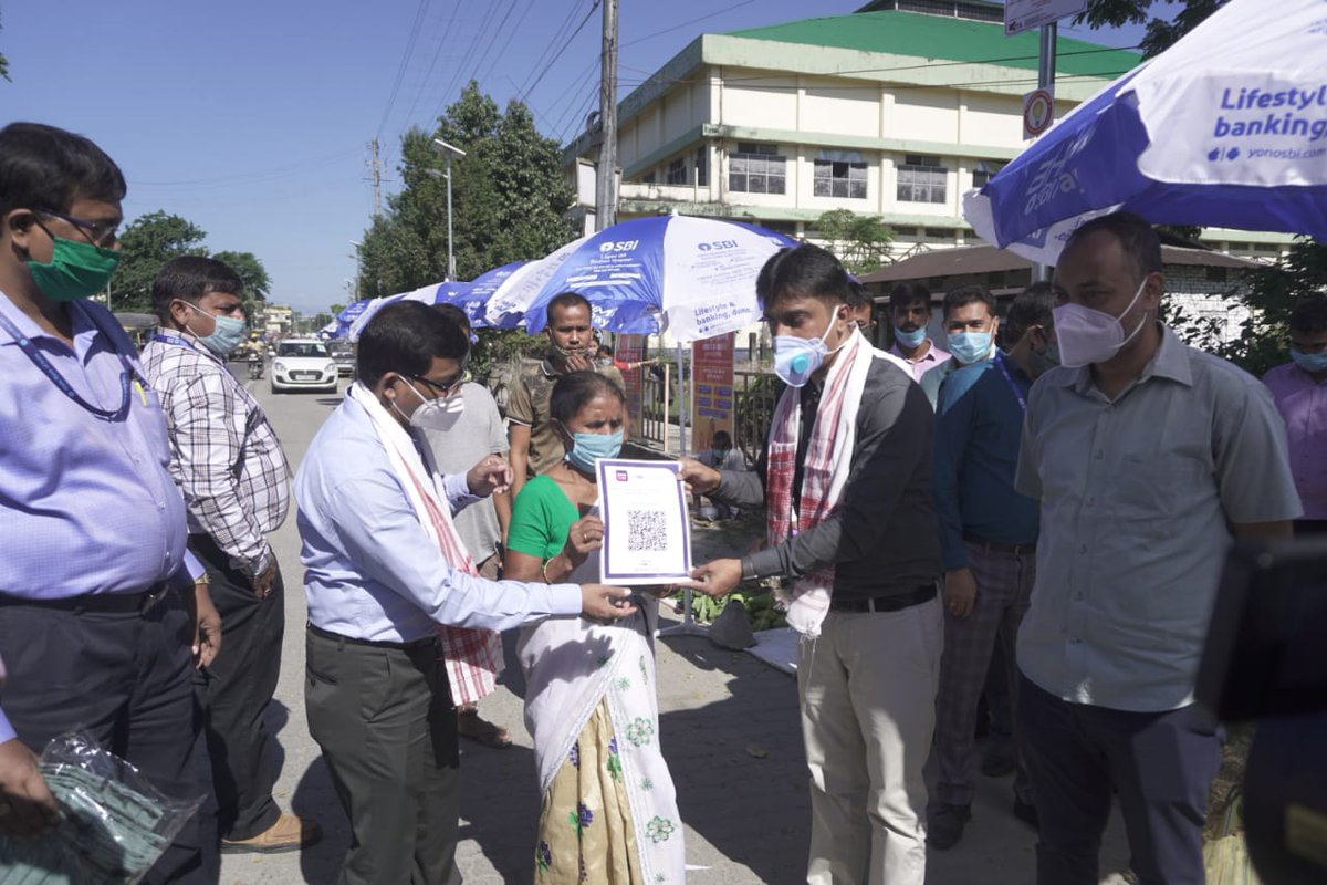 DayAssam's tweet photo. SBI,Bongaigaon Regional office in coordination with Bongaigaon MB &amp; DAY-NULM distributed  canopy (umbrella) &amp; SBI BHIM Pay QR Code to the street vendors of PMSVANidhi Scheme .@MoHUA_India @TheOfficialSBI @Pijush_hazarika https://t.co/Cg2L6xK6D9