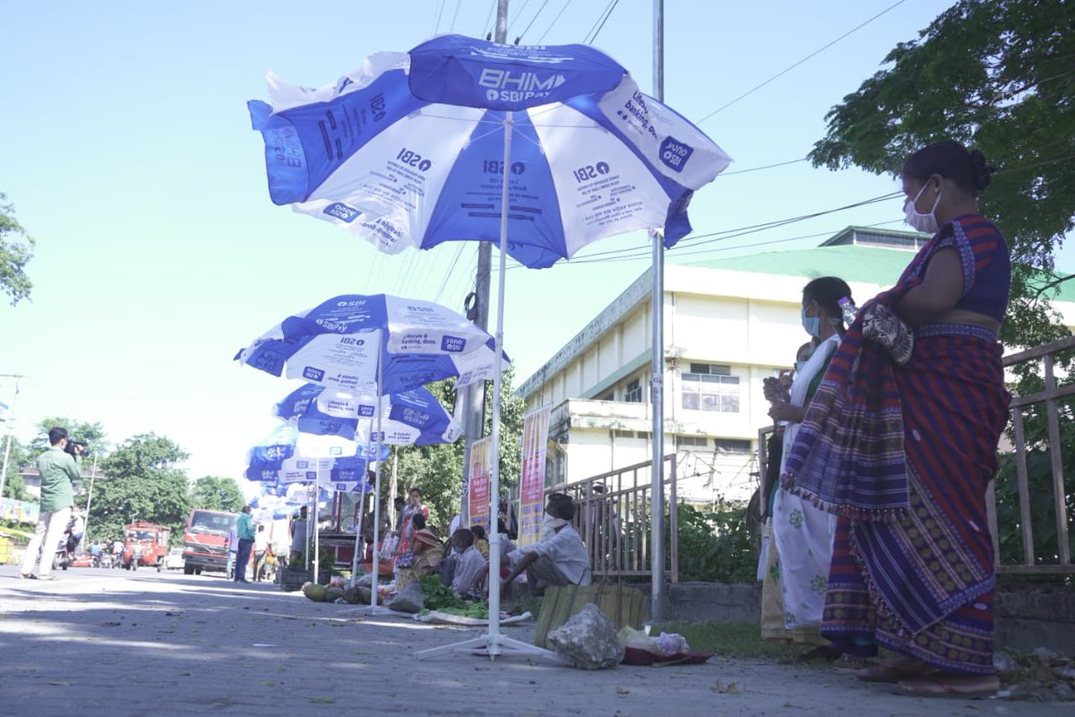 DayAssam's tweet photo. SBI,Bongaigaon Regional office in coordination with Bongaigaon MB &amp; DAY-NULM distributed  canopy (umbrella) &amp; SBI BHIM Pay QR Code to the street vendors of PMSVANidhi Scheme .@MoHUA_India @TheOfficialSBI @Pijush_hazarika https://t.co/Cg2L6xK6D9
