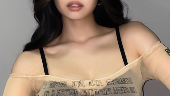 jnkstyle's tweet photo. we agree that jennie’s collarbone https://t.co/0eUHgJY0o6
