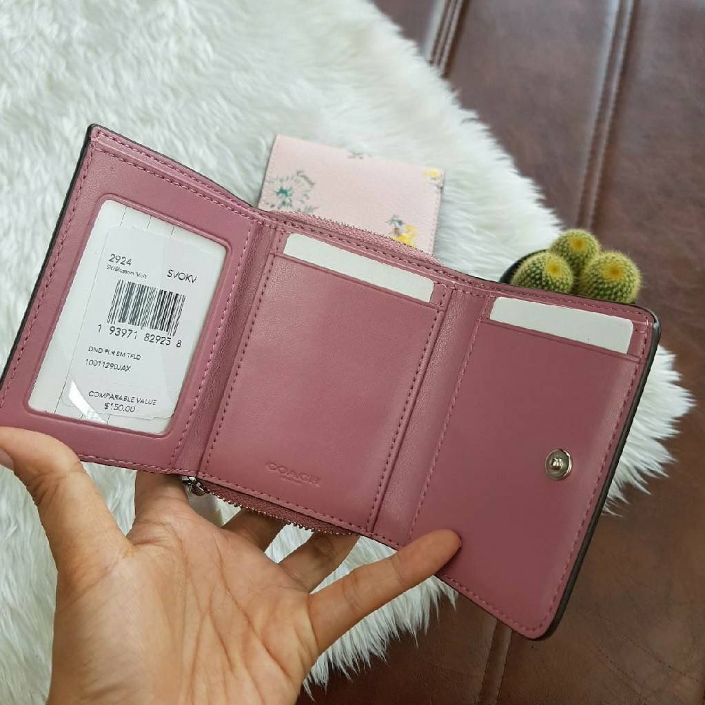 japanmarketto's tweet photo. #coachminiwallet #coachพร้อมส่ง 
👜2790.- free ems
 #กระเป๋าตังcoach 🌈 มี 1 ใบ 🌈 COACH 2924 SMALL TRIFOLD WALLET ขนาด 4" (L) x 3.5" (H) x 1.5" (W)

#coachthailand #coachsmall #coachsmalltrifold #กระเป๋าสตางค์ #กระเป๋าcoachแท้ https://t.co/lpF1T352vy