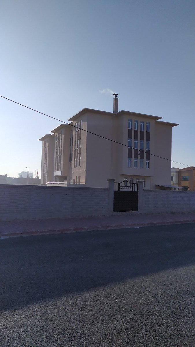 Okul yaparsın iki kapılı yaparsın ve  kapıların birini kapatırsın ki o kapı da öğrencilerin %80 çoğunluğunun oturduğu taraf bravo <a href="/KaratayBelediye/">Karatay Belediyesi</a> bravo <a href="/hkilca/">Hasan KILCA</a> bravo birol Polat ilkokulu yönetimi sizin sayenizde hergün 10 dk okulun etrafını dolanmakla geçiyor