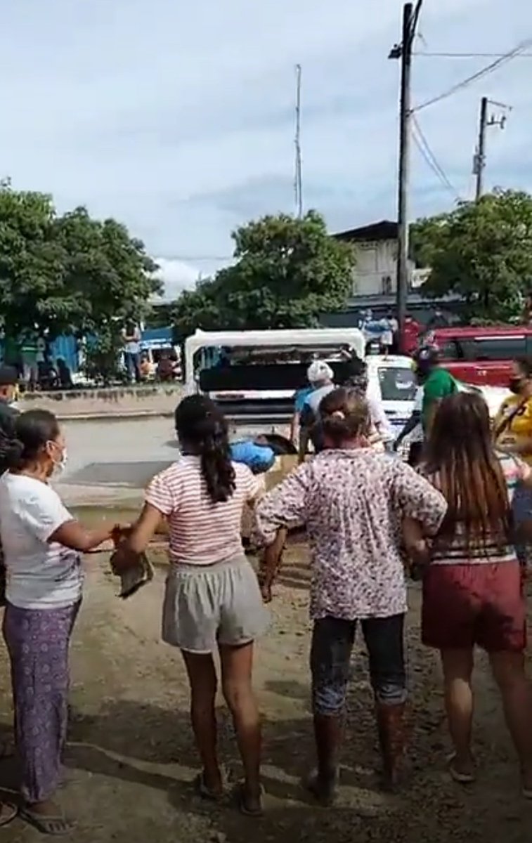 STANDUSC's tweet photo. The makeshift barricade of the residents are being destroyed by the Housing Urban Development Office (HUDO). Police have started to chase the residents in the human barricade to disperse.
#DefendSitioBackMatimco
#StandWithThePoor https://t.co/45Yma4iyoa