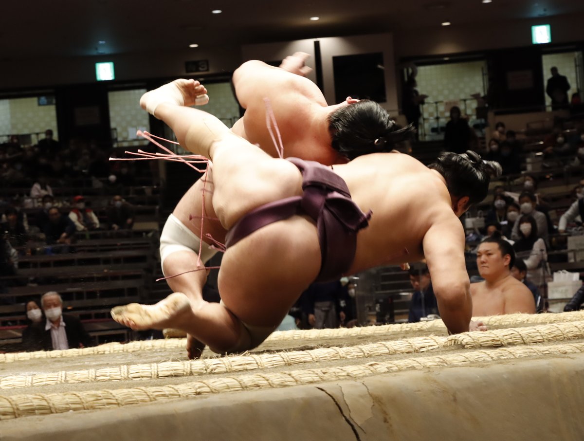 sumokyokai's tweet photo. ＜五日目の様子＞
十両取組。
宇良(3勝2敗)　居反り　旭秀鵬(2勝3敗)。
居反りとは→https://t.co/mzpd8NI5vf
#��撲 #11月場所 #東京 https://t.co/UUlAGFNJsC
