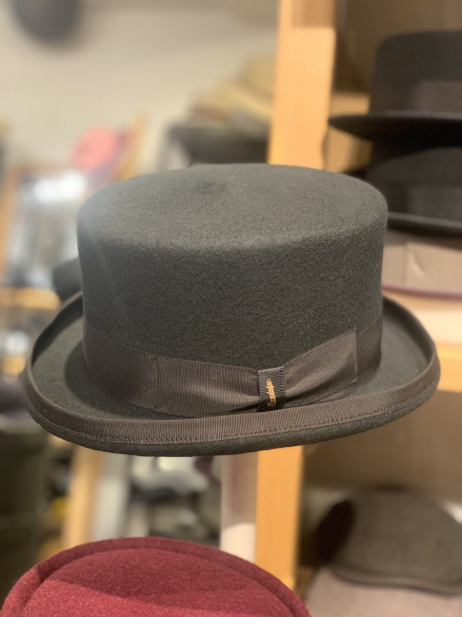 帽子専門店knowledge ナレッジ シルクハットが新入荷してます 定番アイテムですが他店では取り扱いが少ないですね 専門店ならではな取り扱い商品 東京製のしっかりとした仕上がりです 高さも抑え目でカジュアルにも取り入れやすい作りになってい