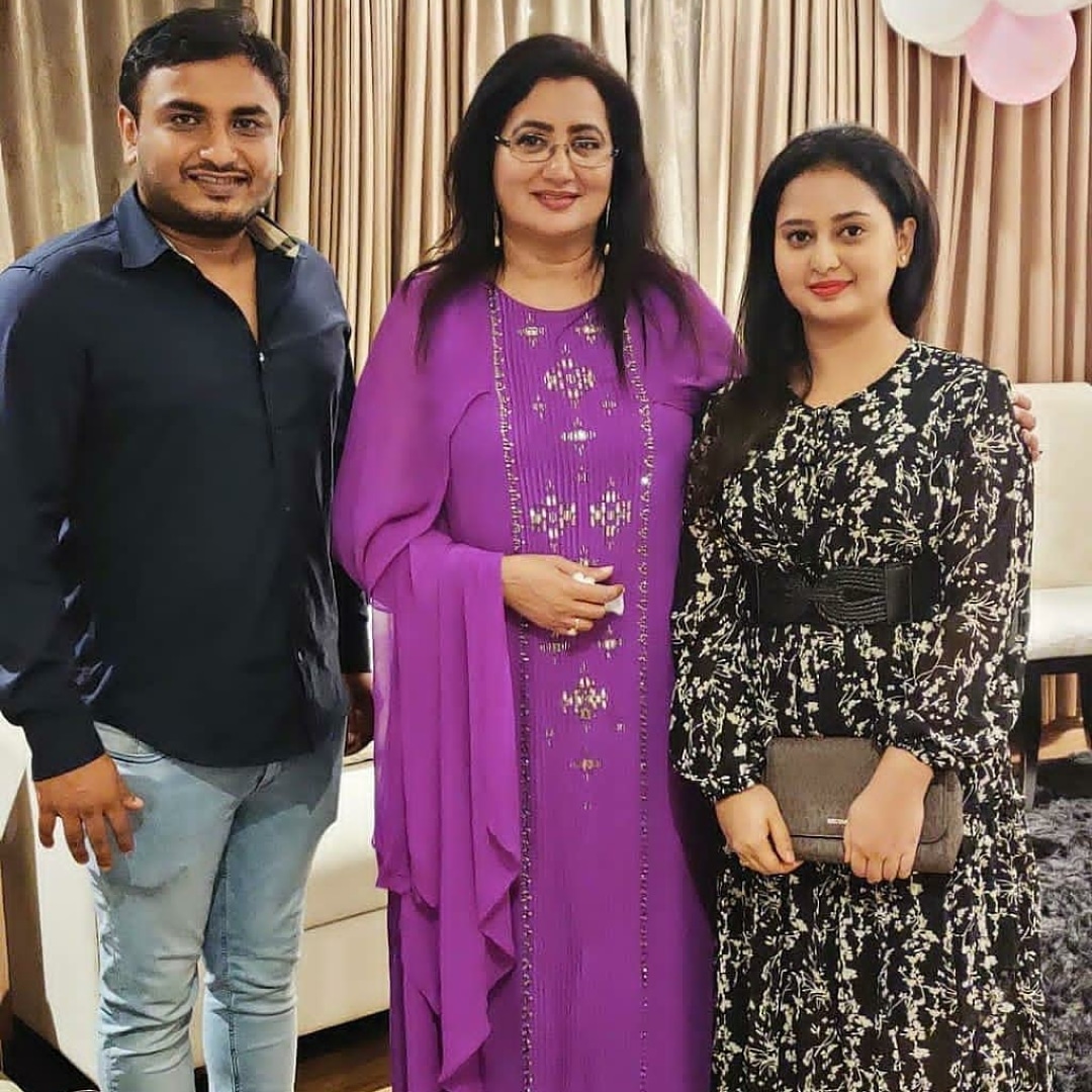 Cinimall's tweet photo. ಸುಮಲತಾ ಅಮೂಲ್ಯ ಹಾಗೂ ಜಗದೀಶ್ ಅವರ ಅಪರೂಪದ ಫೋಟೋ💞
Follow @Cinimall
#cinimall #Sumalatha #Amulya #jaggdesh #kannadacinema https://t.co/Nw3Gg0e7mu