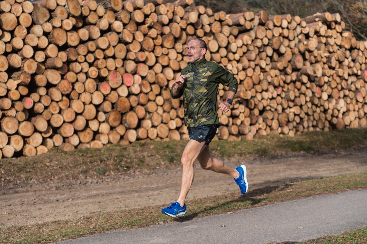 GerritVoortman's tweet photo. Vind jij het ook zo lekker ruiken als je langs zo'n  stapel hout loopt? Op de Lemelerberg zijn ze weer flink aan het snoeien en dat geeft de kwetsbare dieren en planten die hier leven op de heide wat meer leef ruimte.  Natuurherstel noemen ze dat is mij verteld.
📸 Andy Astfalck https://t.co/UtX9aBG8lv