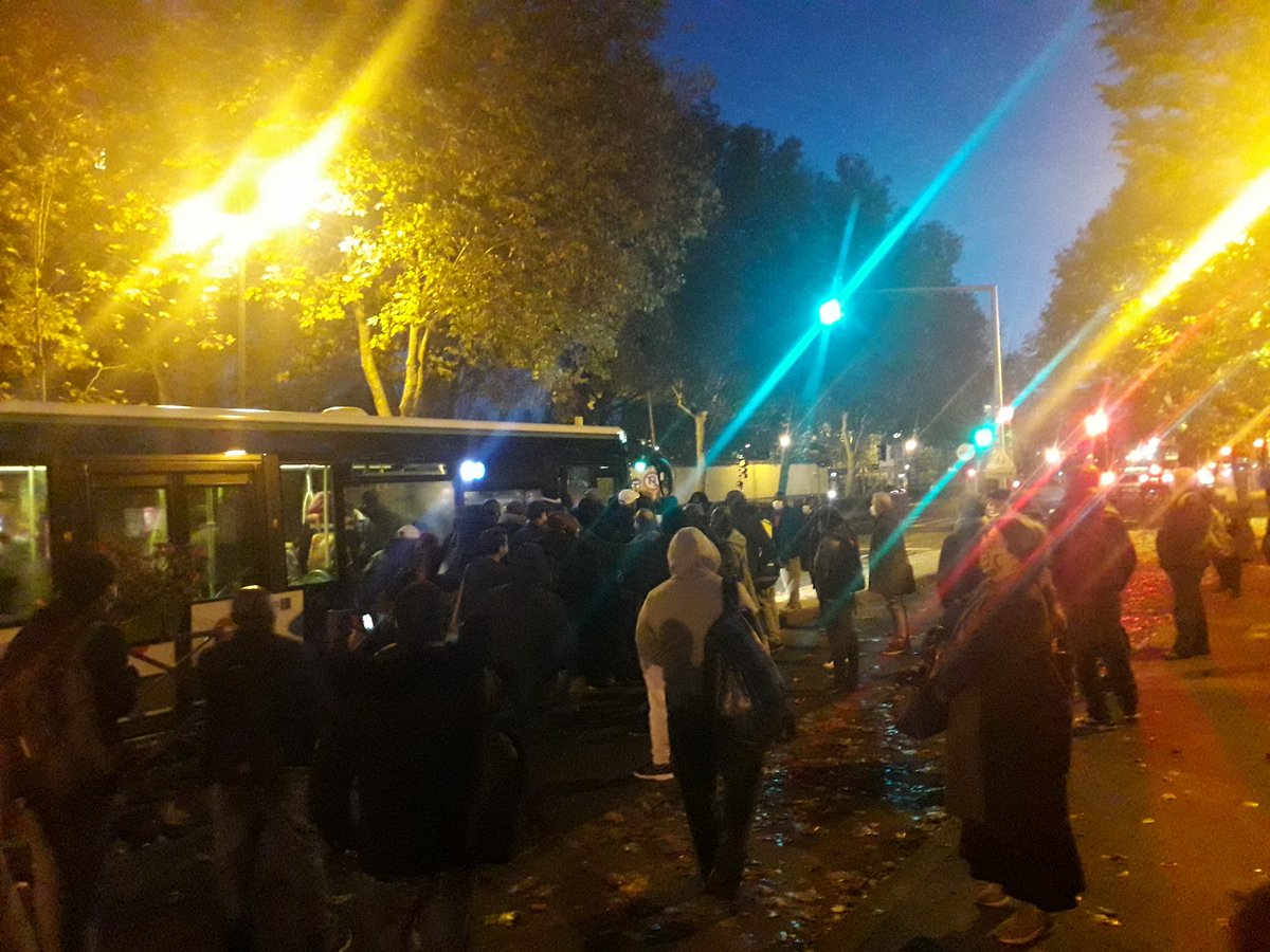 BenjaminClavel4's tweet photo. #RERB La situation aux baconnets en pleine pandemie est scandaleuse. Des centaines de gens attendent un bus et des dizaines qui s'entassent dedans... https://t.co/JhwL7evTBZ